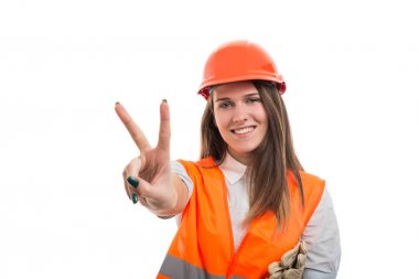 Kadın mühendisi barış işareti gösterilen mutlu