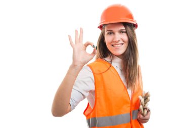 Başarılı genç kadın mühendis ok işareti yapıyor