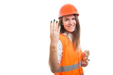 Dört sayma koruma kask ile güzel mühendisi