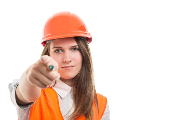Piękna kobieta inżynier z przodu wskazującego kask bezpieczeństwa — Zdjęcie stockowe
