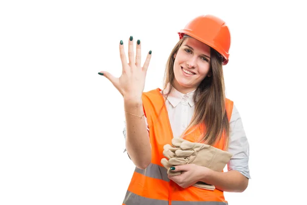 Женщина-конструктор поднимает пять пальцев вверх — стоковое фото