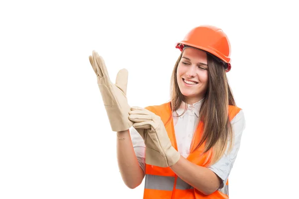 Szczęśliwy udanych konstruktora zakładanie rękawic — Zdjęcie stockowe