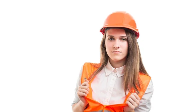 Portrait de femme constructeur ouvrant son gilet de protection — Photo