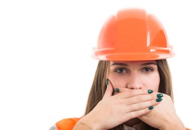 Ağzını kapsayan genç kadın Oluşturucu 