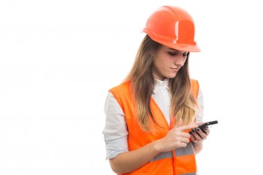 Başarılı kadın inşaatçı internette vaaz veriyor.