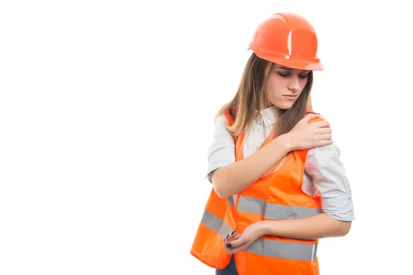 Ingeniera mujer con sombrero duro tiene dolor en el hombro — Foto de Stock