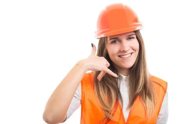 Joven constructor feliz mujer gesto llámame —  Fotos de Stock