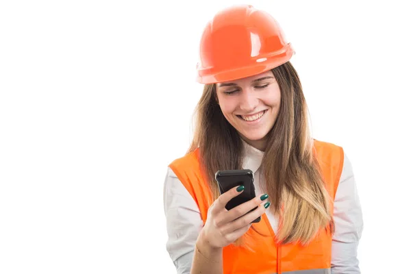 Jonge ingenieur meisje het lezen van berichten op smartphone — Stockfoto