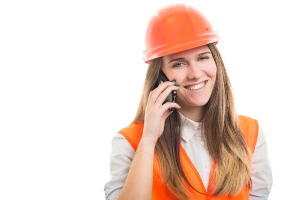 Sonriente niña constructor hablando en el teléfono móvil —  Fotos de Stock