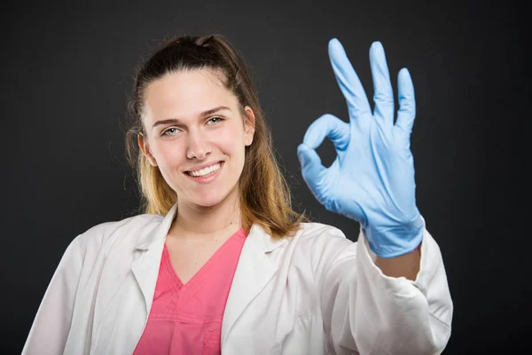 Junger Arzt in Robe zeigt Ok-Geste — Stockfoto