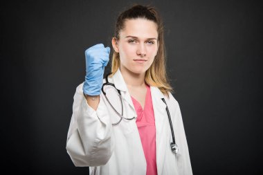 Portre kazanan jest yapma bornoz giymiş genç doktor