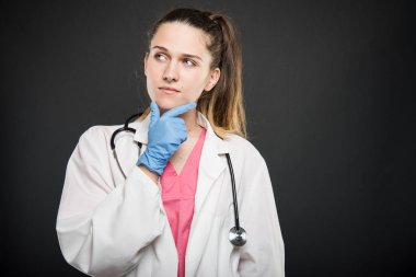 Portre düşünme jest yapma bornoz giymiş genç doktor