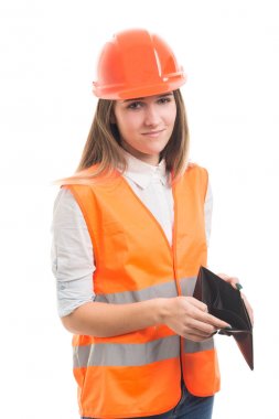 Parasız kalan hayal kırıklığına kadın işçi