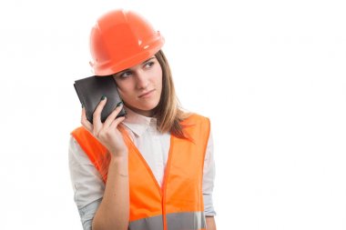 Deri cüzdan tutmak düşünceli kadın mimar