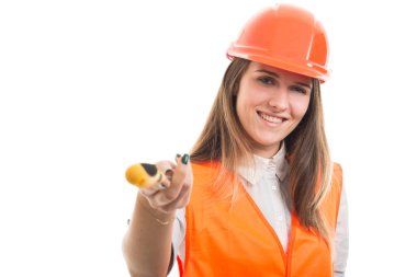 Bir vida sunan neşeli çok kadın mühendis