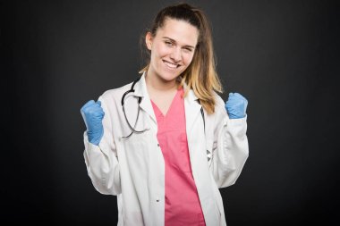 Genç doktor portre mutlu görünüyordu kazanan jest yapma