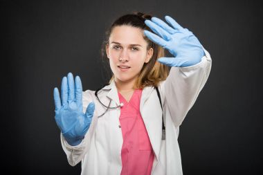 Genç doktor portre dur jest yapma 