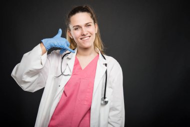 Portre jest arama bornoz gösteren giyen genç doktor