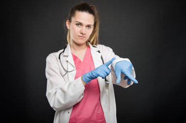 Portre geç jest gösterilen bornoz giymiş genç doktor