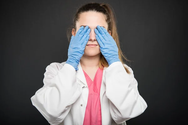 Retrato médico jovem segurando cobrindo olhos como conceito cego — Fotografia de Stock