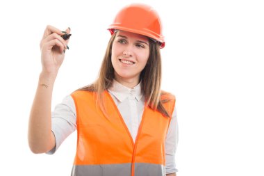 Boş ekranda yazma genç kadın mühendis