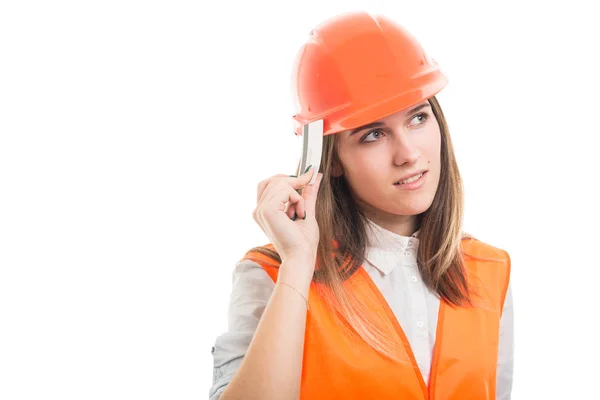 Constructor femenino bonito pensativo con tarjeta de crédito —  Fotos de Stock