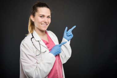 Boşaltmak işaret ve gülümseyen portre genç doktor