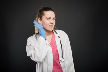 El gibi duyamıyorum tutan genç doktor portre