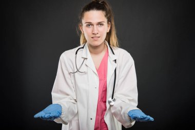 Bir şey avuç içi tutan genç doktor portre