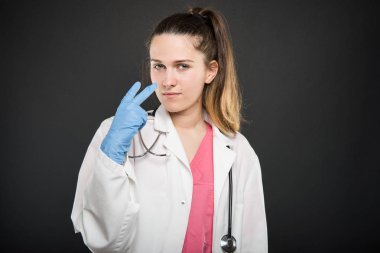 Portre benim gözleri jest bakmak yapma genç doktor