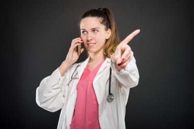 Çekici kadın doktor yok jest gösterilen telefon alarak