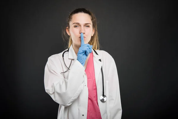 Joven médico retrato sosteniendo haciendo gesto sush — Foto de Stock