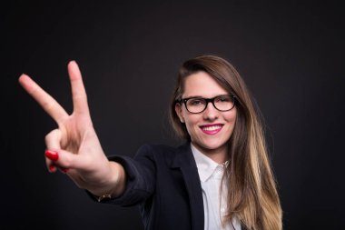 Neşeli akıllı kız barış işareti yapıyor