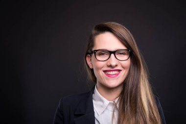 Koyu arka plan üzerinde poz gülümseyen kadın Yöneticisi