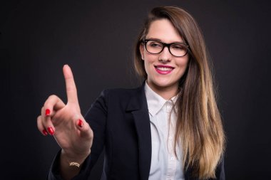 Hayali ekran dokunaklı gülümseyen güzel Yöneticisi