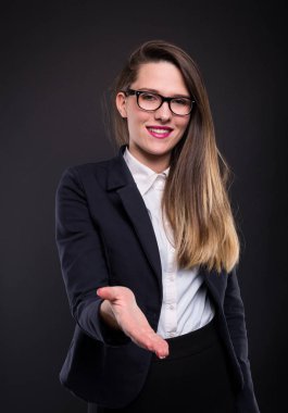 Genç işkadını el sallayarak için germe