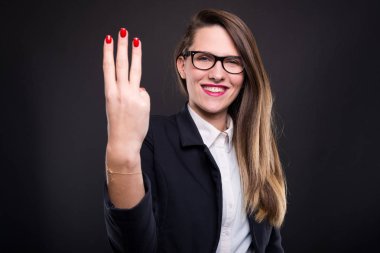 Üç parmak ile çekici gülümseyen Yöneticisi