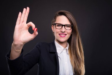 Profesyonel genç Yöneticisi ok işaret yapıyor