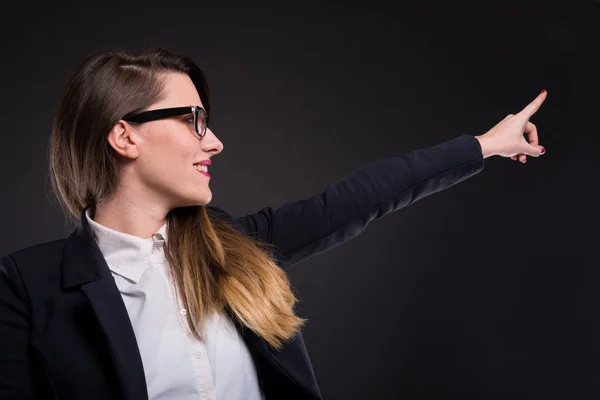 Erfolgreiches formales Weibchen zeigt etwas weg — Stockfoto