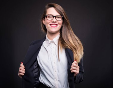 Güzel kadın resmi elbiseli poz gülümseyen