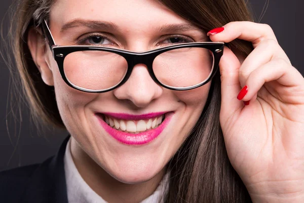 Крупный план веселых девушек-менеджеров в очках — стоковое фото