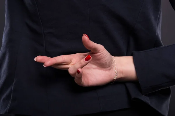 Close-up van zakenvrouw met gekruiste vingers — Stockfoto