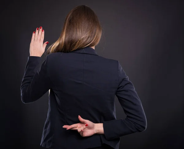 Zakenvrouw met gekruiste vingers achter haar rug — Stockfoto