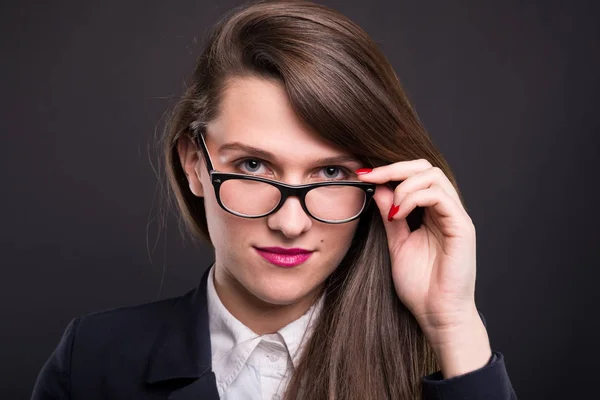 Portret atrakcyjne udany kobieta z eyeglasse — Zdjęcie stockowe