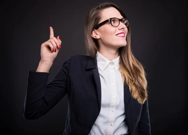 Aufgeregte smarte junge Geschäftsfrau zeigt neue Idee — Stockfoto