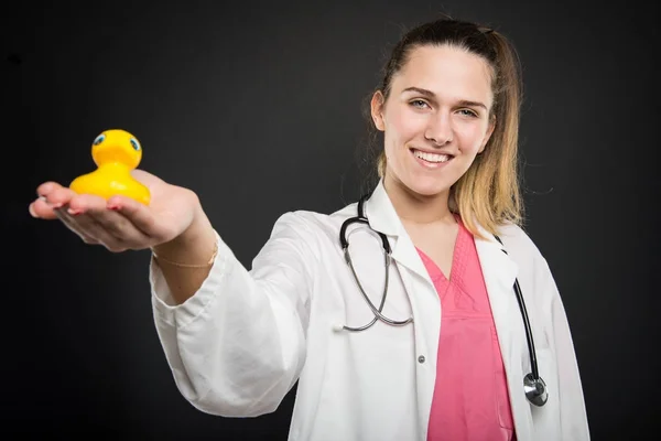 Selektiv fokus för barnläkare läkare håller gula leksak anka — Stockfoto