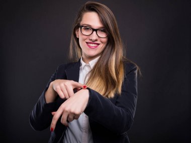 Şık yöneticisi onun kol saati için işaret