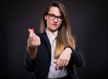 Bileğini gösteren genç Yöneticisi 