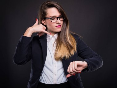 Kadın Yöneticisi arama meşgul ve saati kontrol edin