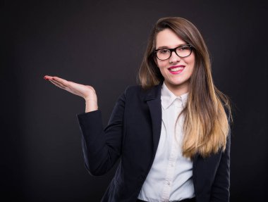 gülümseyen kadın kopya alanı ürün için gösterilen